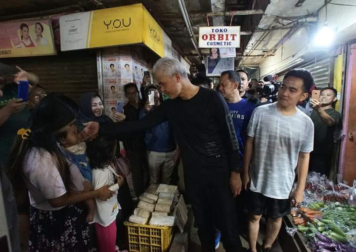 Wali Kota Solo Gibran Rakabuming Raka pakai kaos putih, celana pendek mendampingi Capres Ganjar Pranowo blusukan (*)