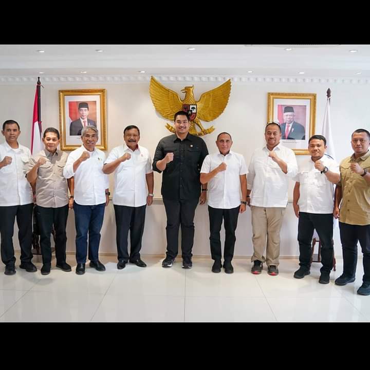 Gubernur Edy Rahmayadi photo bersama dengan Menpora RI Dito Ariotedjo (Ist)