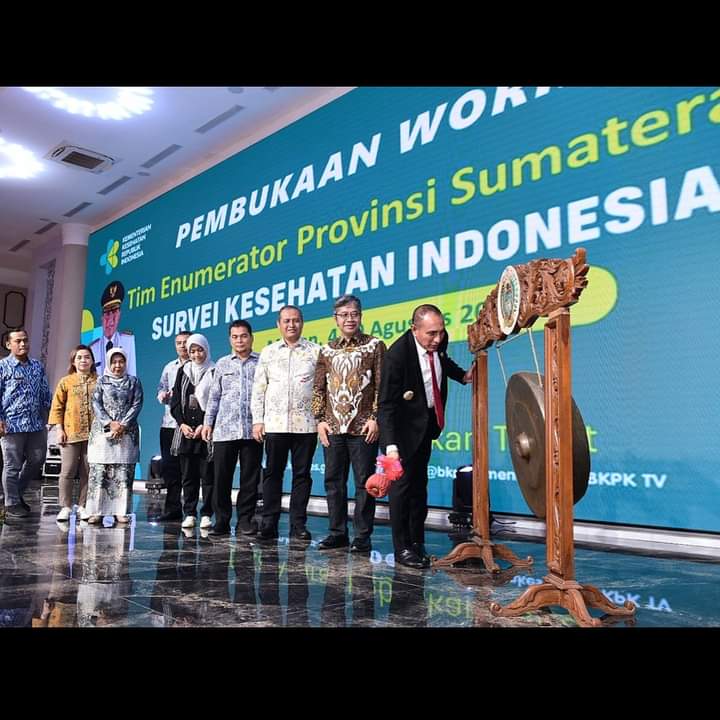 Edy pukul Gong pertanda Pembukaan Workshop Tim Enumerator Provinsi Sumut Survei Kesehatan Indonesia 2023 (Red)