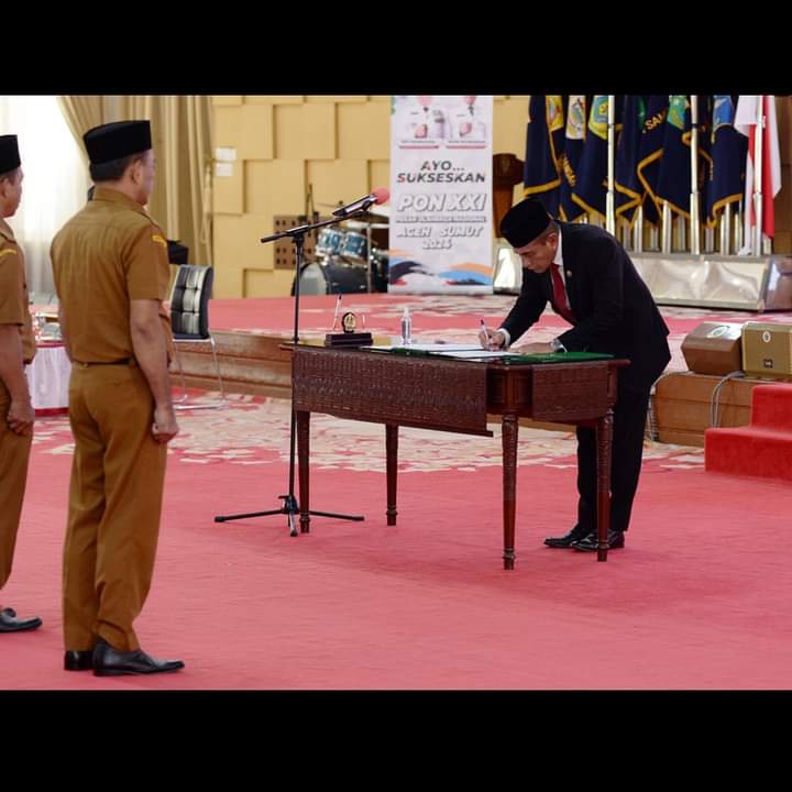 Gubernur Edy Rahmayadi melakukan penandatanganan SK Kepsek yang di Lantik (IS)