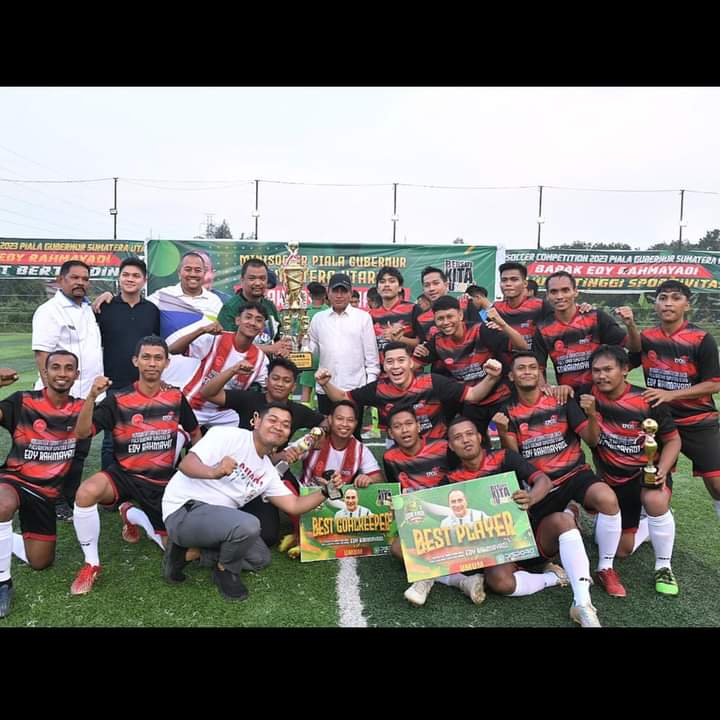 Gubernur Sumut dan Tim mini Soccer bersama mantan Wali Kota Medan Rahudman Harahap photo bersama (IS)