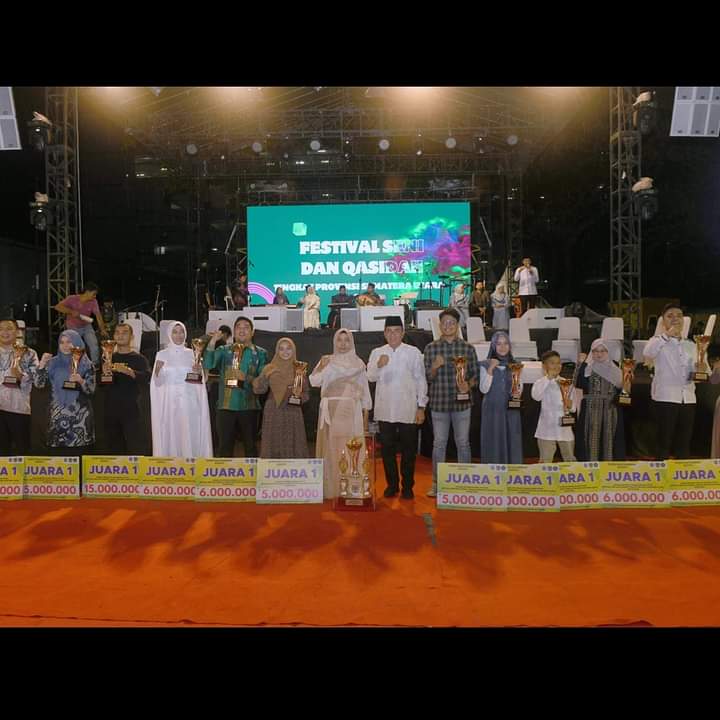Photo bersama Gubernur Sumut Edi Rahmayadi dengan para juara Festival Qasidah (Ist)