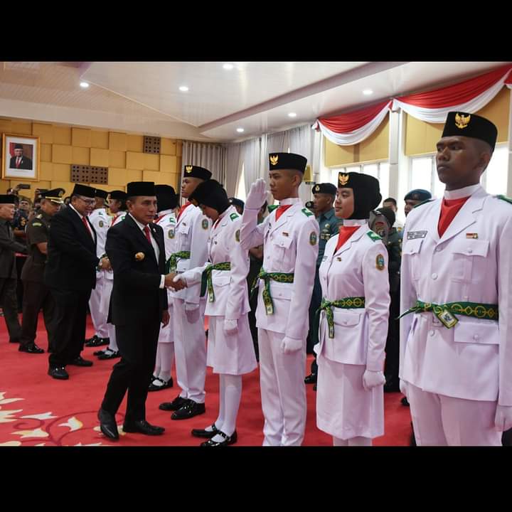 Gubernur Sumut dan undangan menyalami anggota Paskibra Sumut Tahun 2022 (Ist)
