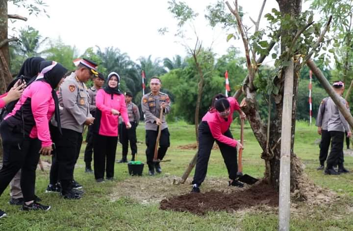 Kapolda Sumut dan jajaran melakukan penanaman pohon (ist)