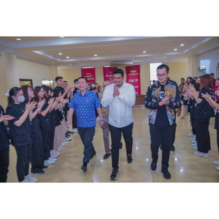 Bobby Nasution memasuki ruangan