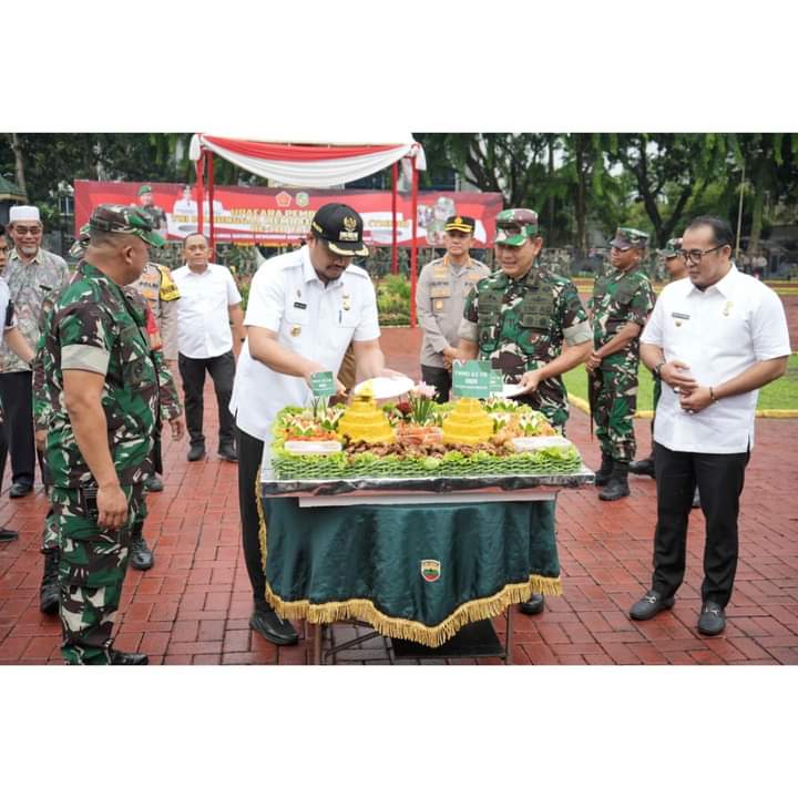 Bobby Nasution potong nasi tumpeng