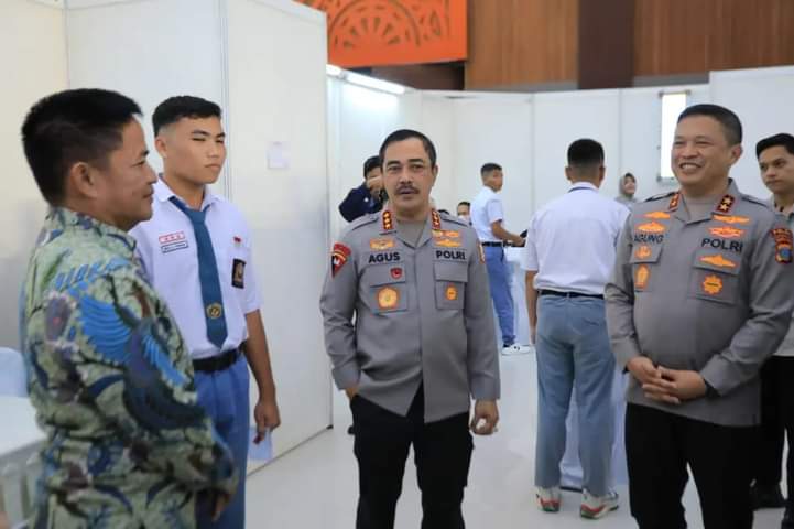 Wakapolri Komjen Pol Agus Adrianto didampingi Kapolda Sumut Irjen Pol Agung Setya Imam Efendi disela-sela kegiatan