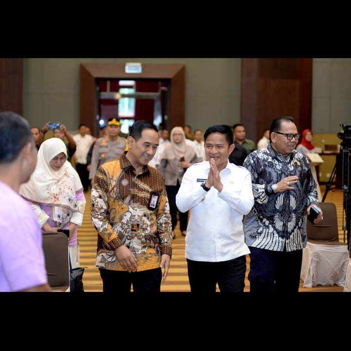 Penjabat Gubernur Sumut foto bersama Ketua DPRD Sumut