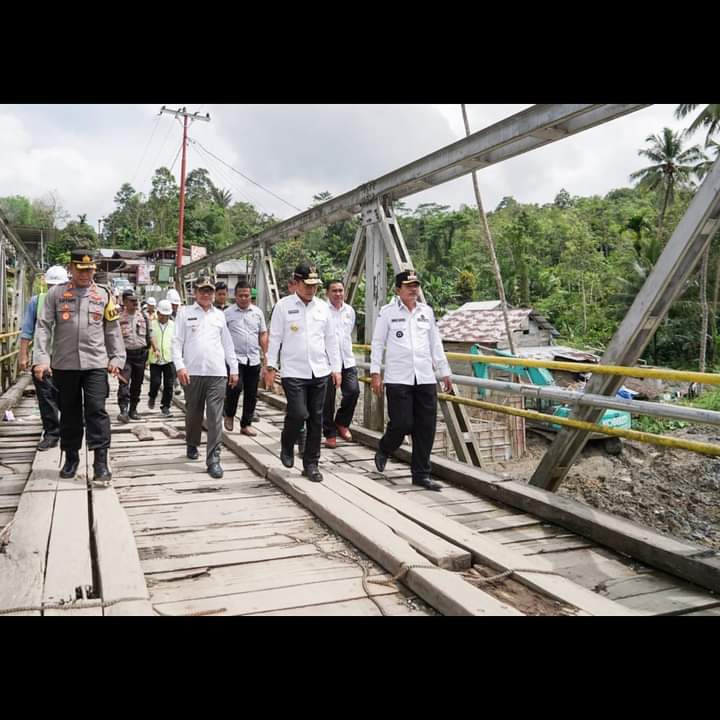 Penjabat Gubernur Sumut saat melintas Jembatan yang diharapkan pengerjaannya rampung dengan cepat