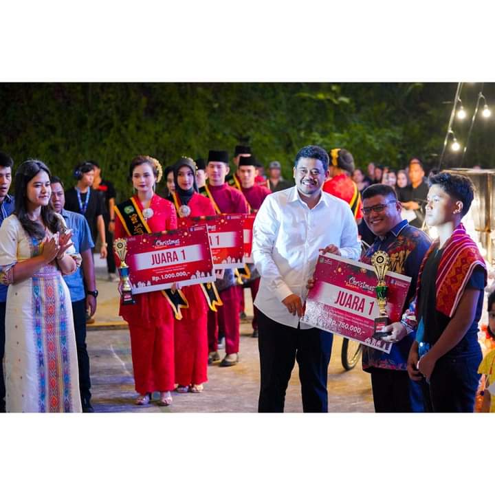 Wali Kota Bobby Nasution sedang memberikan kepada pemenang lomba ( ist)