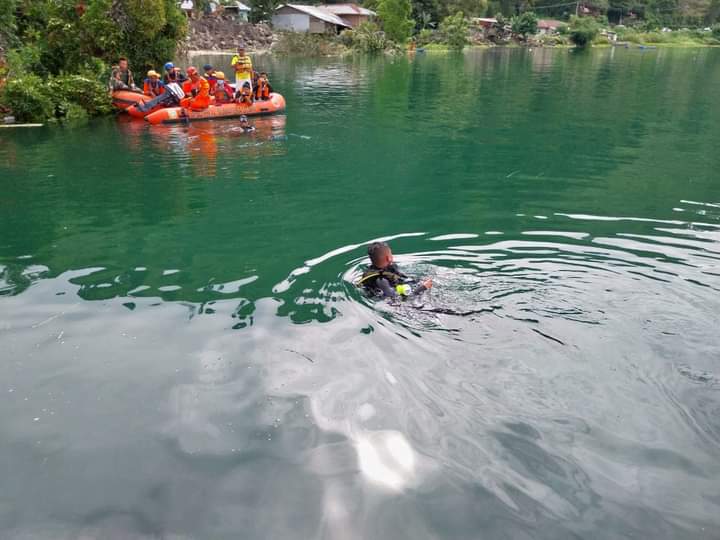 Penyelam Polairud Polda Sumut yang diterjunkan guna mencari para korban longsor di Humbahas(ist)