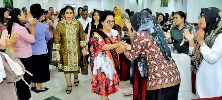 Ketua TP PKK Simalungun, Ratnawati Radiapoh Hasiholan Sinaga saat bersalaman di salah satu kegiatan