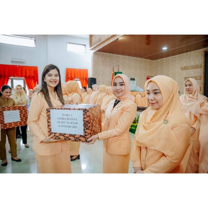 Kahiyang Ayu Bobby Nasution saat menyerahkan bingkisan hadiah.(ist)