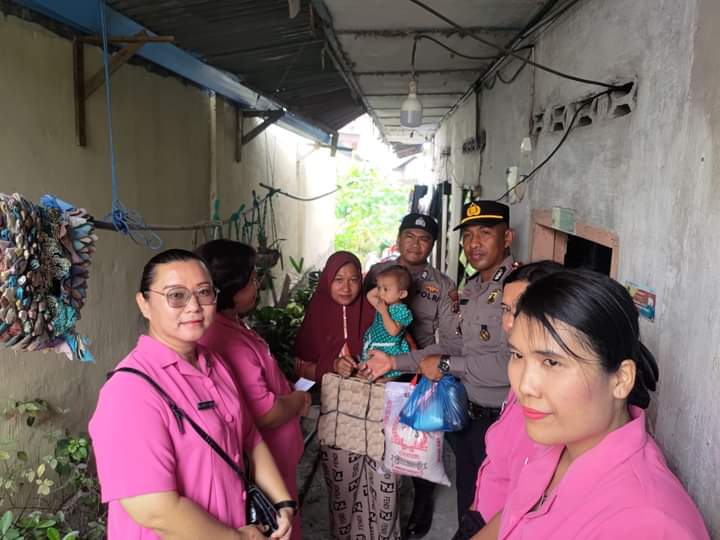 Kapolsek bersama Bhayangkari Ranting Tanjung Balai Utara pasca memberikan bantuan.(*)