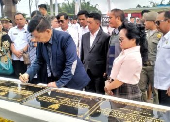 Bupati Simalungun Radiapoh Hasiholan Sinaga saat penandatanganan prasasti sejumlah bangunan daerah yang terbangun pada tahun 2024 lalu