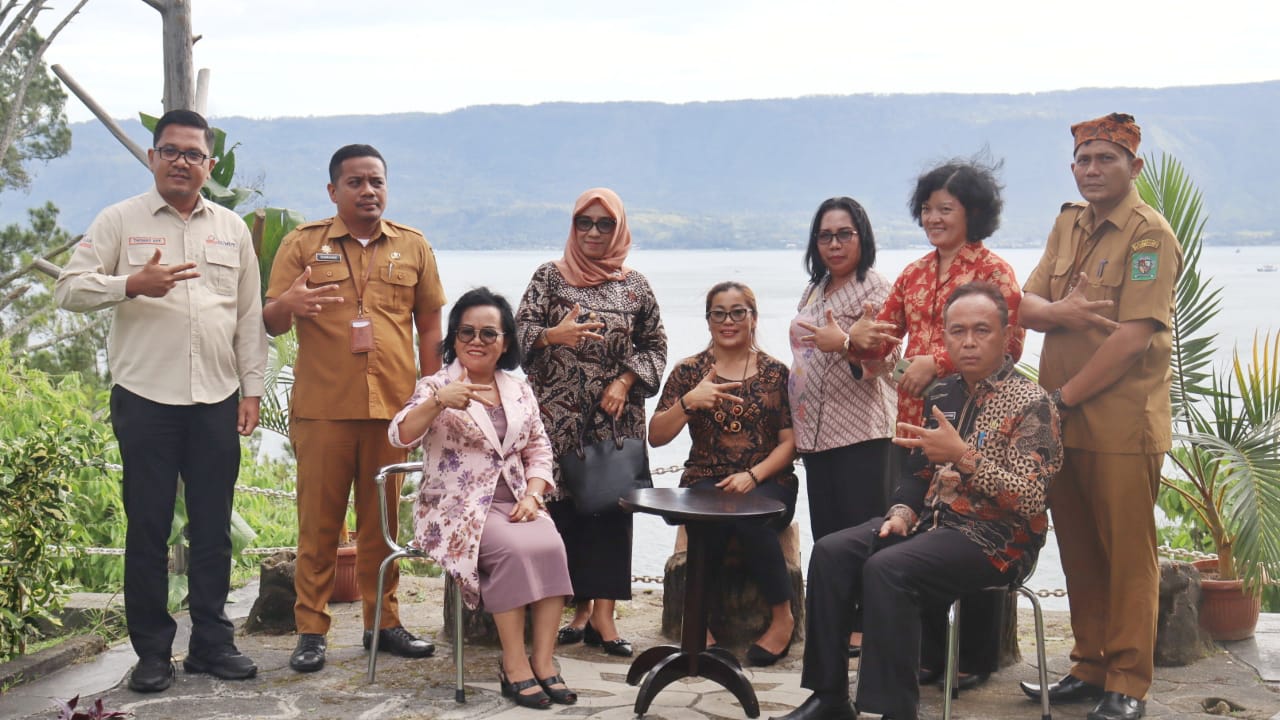 Ketua TP PKK Simalungun bersama para peserta kegiatan