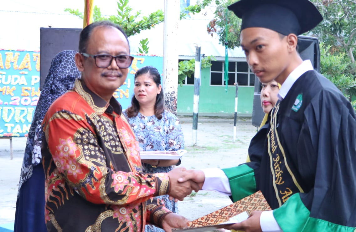 H Zonny Waldi menyalami wisudawan siswa SMK Swasta di Perdagangan