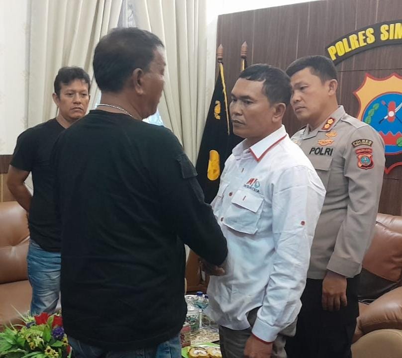 Kemeja putih lengan panjang korban memaafkan perlakuan pelaku dimediasi Kapolres Simalungun AKBP Ronald FC Sipayung