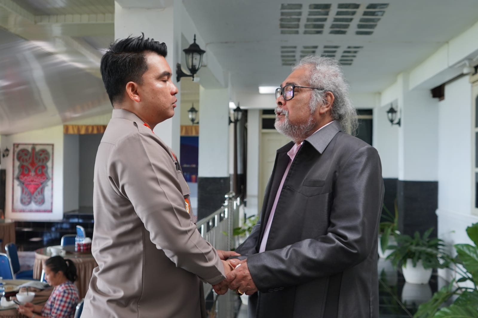 Arist Merdeka Sirait bersama Kapolres Toba AKBP Taufiq Hidayat Thayeb (photo Aldy)