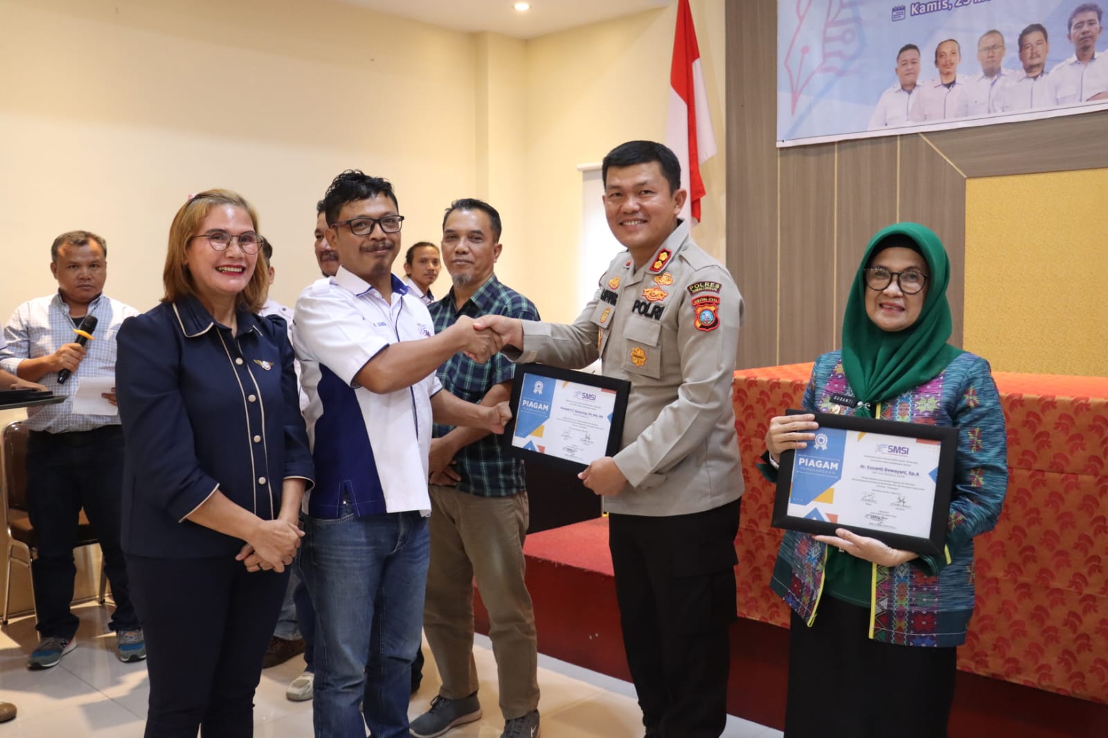 Kapolres Simalungun AKBP Ronald FC Sipayung saat menerima piagam (photo istimewa)