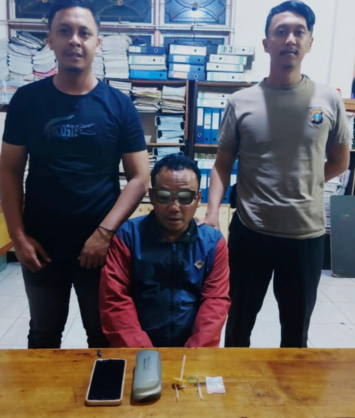Diduga pelaku bandar narkotika jenis sabu diapit dua orang petugas (photo istimewa)