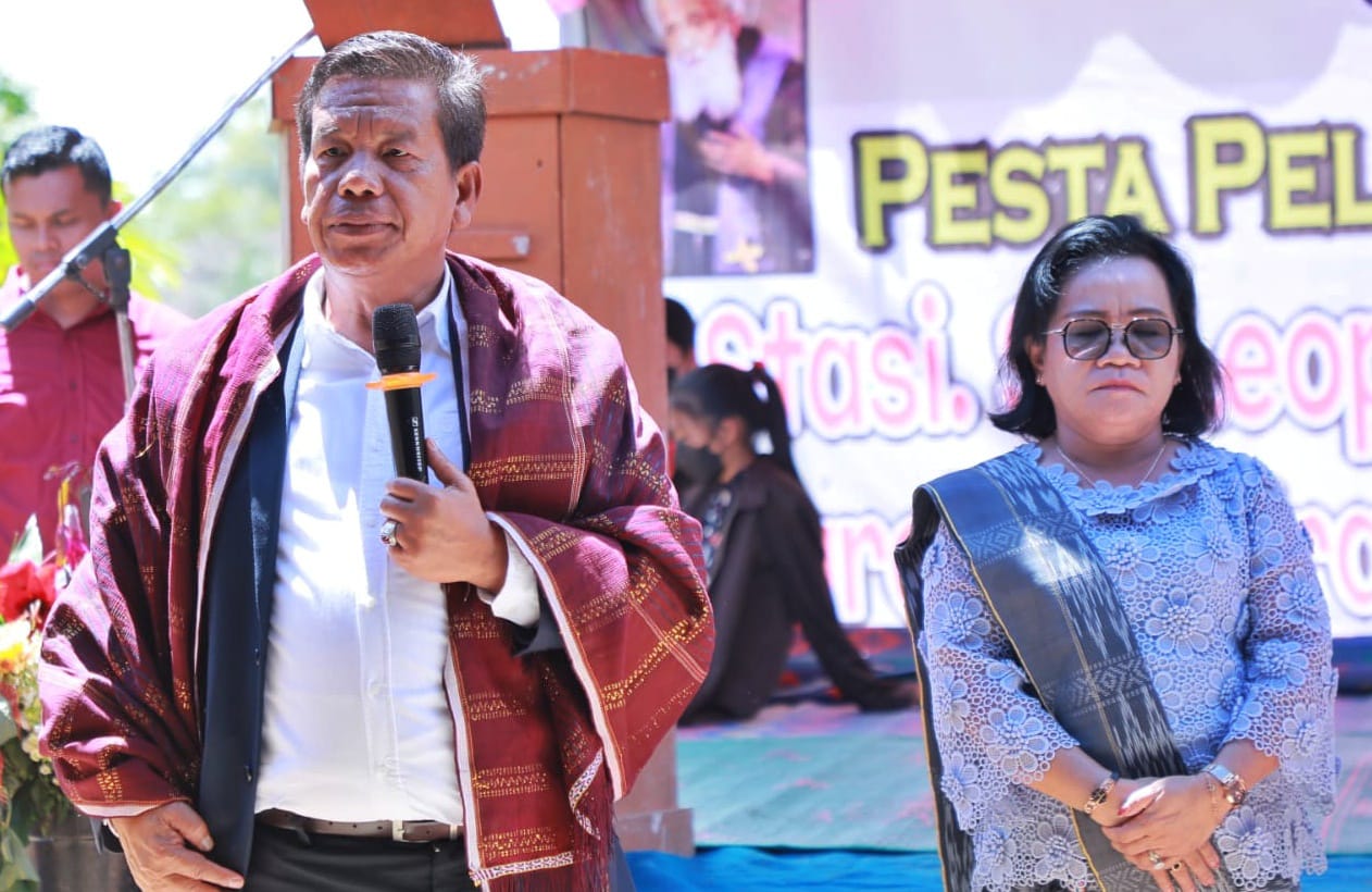 Bupati Simalungun Radiapoh Hasiholan Sinaga dan Istri Ratnawati Sidabutar (Photo Istimewa)