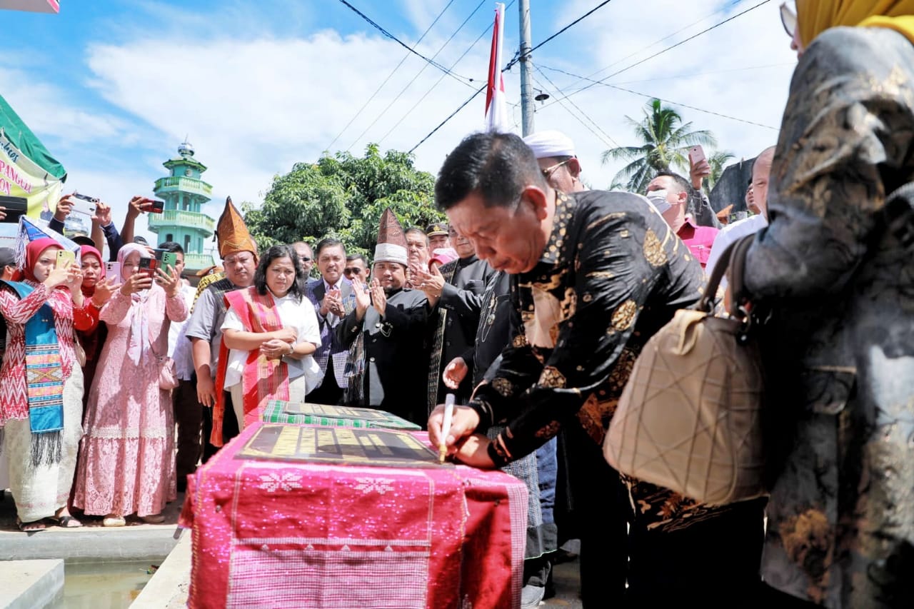 Bupati Radiapoh tandatangani prasasti (Photo Istimewa)