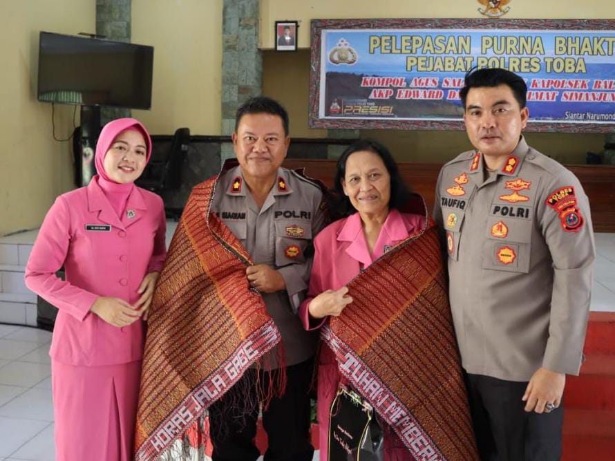 Polres Toba melepaskan 3 personil yang akan memasuki masa purna bhakti.