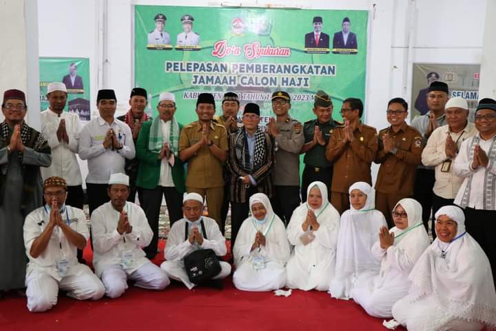 Wakil Bupati Toba Tonny M.Simanjuntak bersama para calon Jama'ah Haji