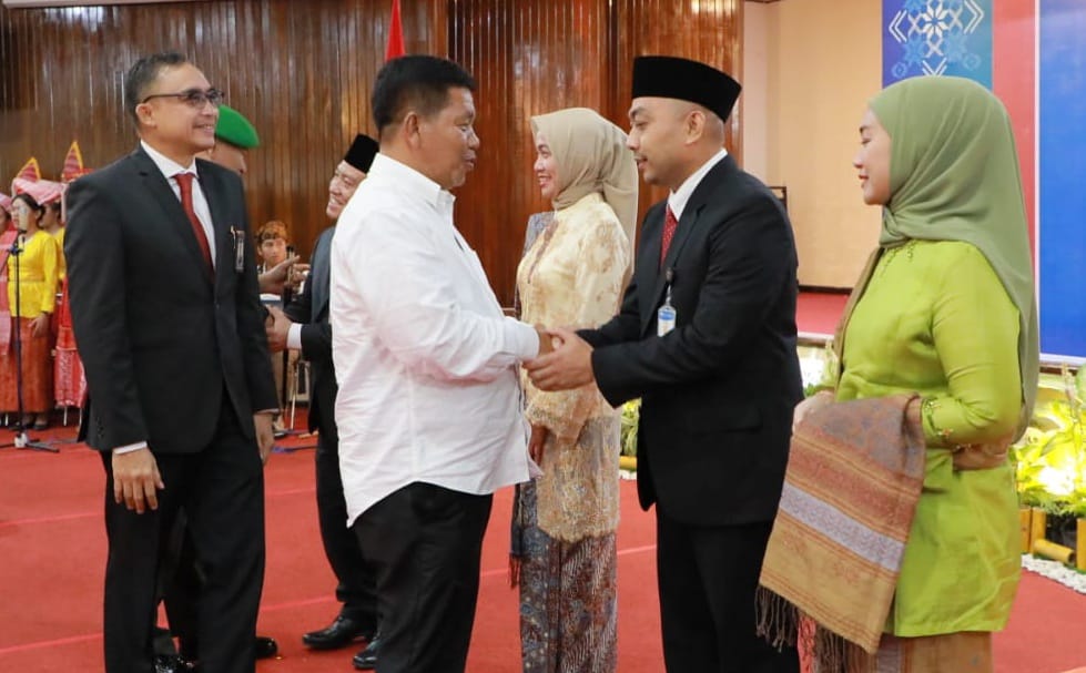 Bupati Simalungun berjabat tangan dengan Kepala BI Pematang Siantar yang baru (Photo Istimewa)