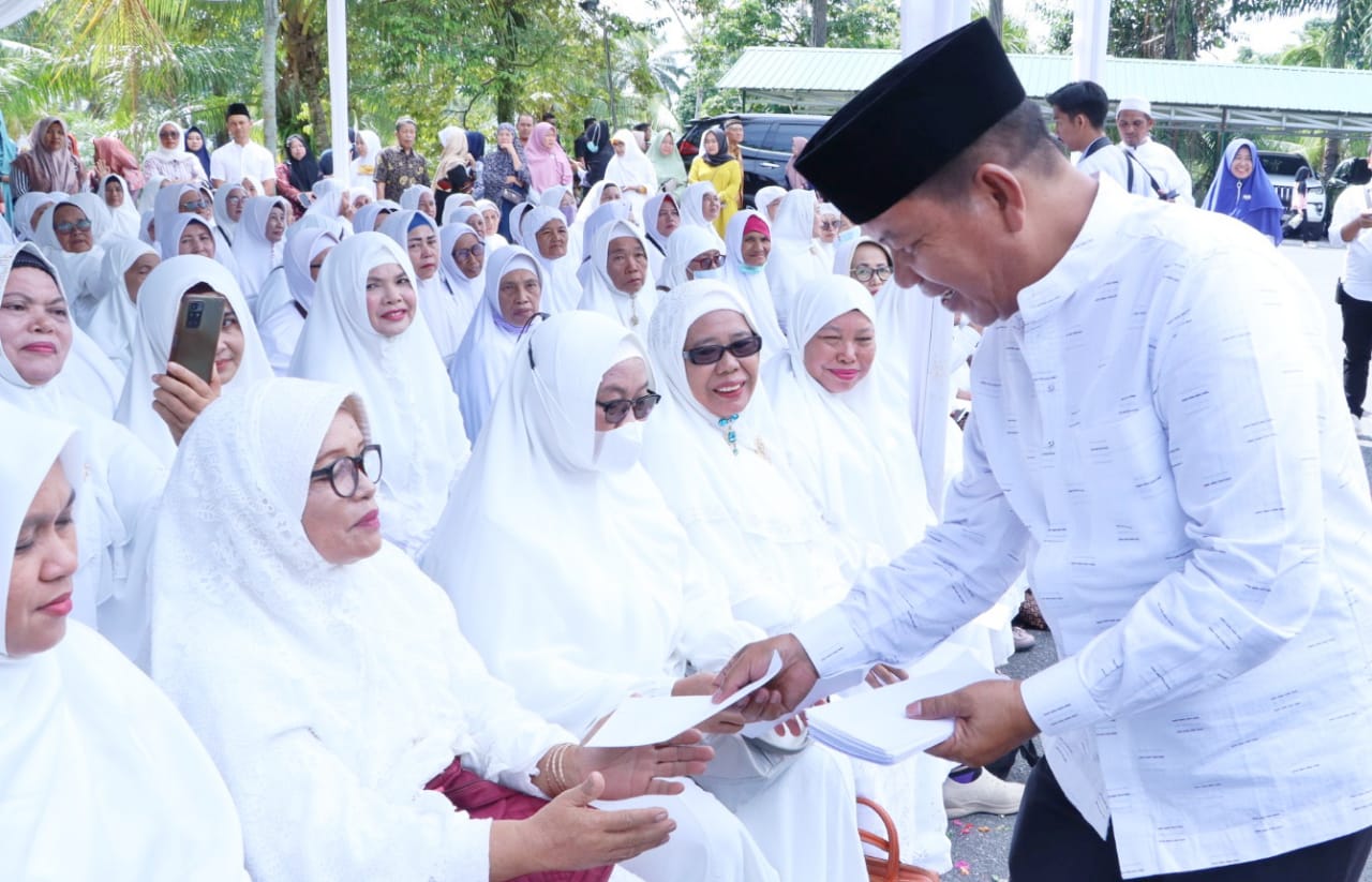 Bupati Radiapoh Hasiholan Sinaga bagi bagi amplop (Photo Istimewa)