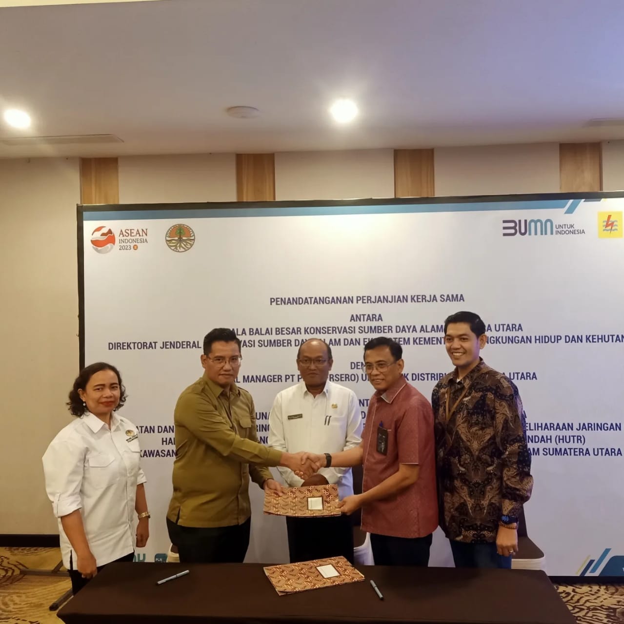 Kepala BBKSDA Sumatera Utara beserta staff, General Manager Unit Induk Distribusi Sumatera Utara dan Tim, Bupati Toba diwakili oleh Kepala Dinas Lingkungan Hidup Toba.