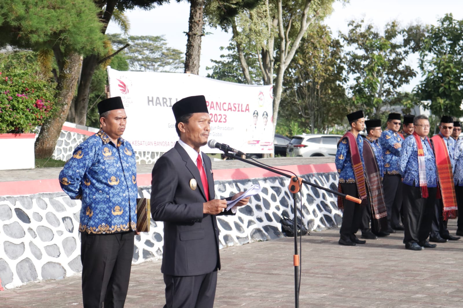 Wakil Bupati Toba, Tonny M. Simanjuntak yang bertindak sebagai pembina upacara