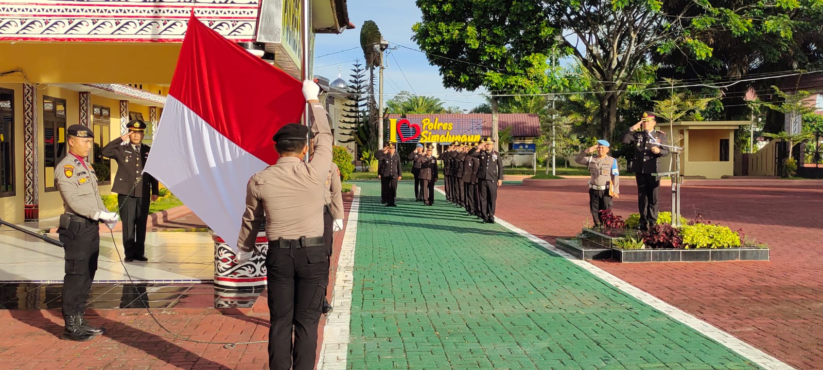 Proses pengibaran Merah Putih Harlah Pancasila di Halaman Mako Polres Simalungun (Photo Istimewa)