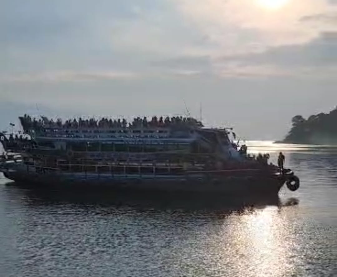 Ratusan Penumpang Naik di Atas Dek KM Dosroha 5 dan terekam di Objek Wisata Batu Gantung Kabupaten Simalungun, Jamat 02 Juni 2023 Sore