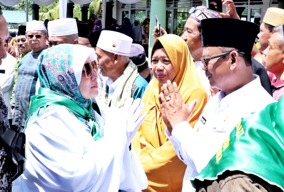Wabup H Zonny Waldi salam sungkem dengan calon Haji/Hajjah (Photo Istimewa)