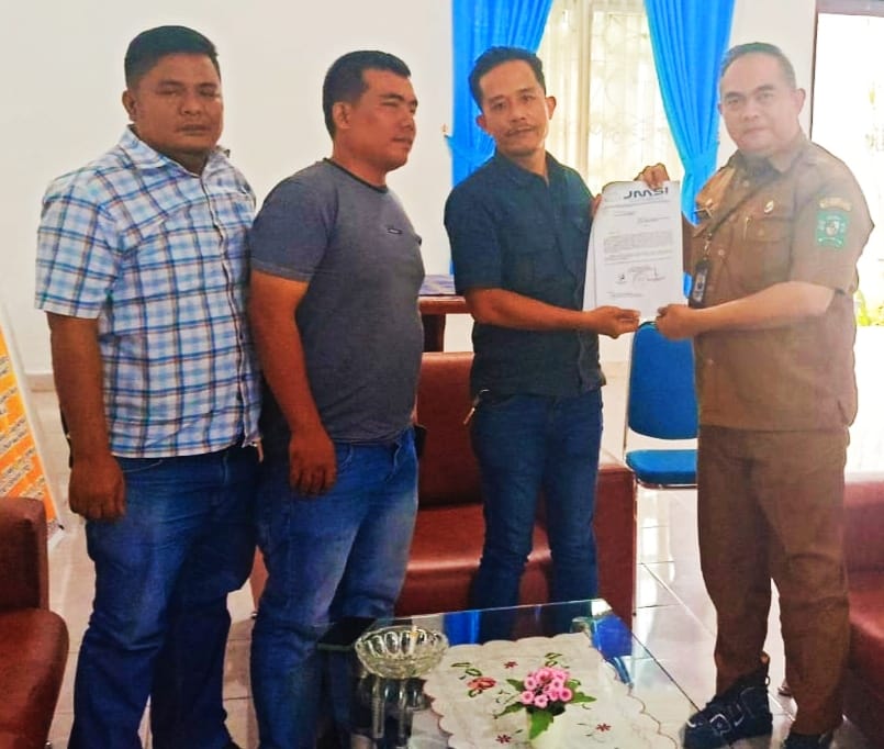Ketua Pengcab JMSI Simalungun telah menyerahkan SK kepengurusan periode 2023 - 2028, SK diterima Kadis Kominfo Simalungun Andri Rahadian