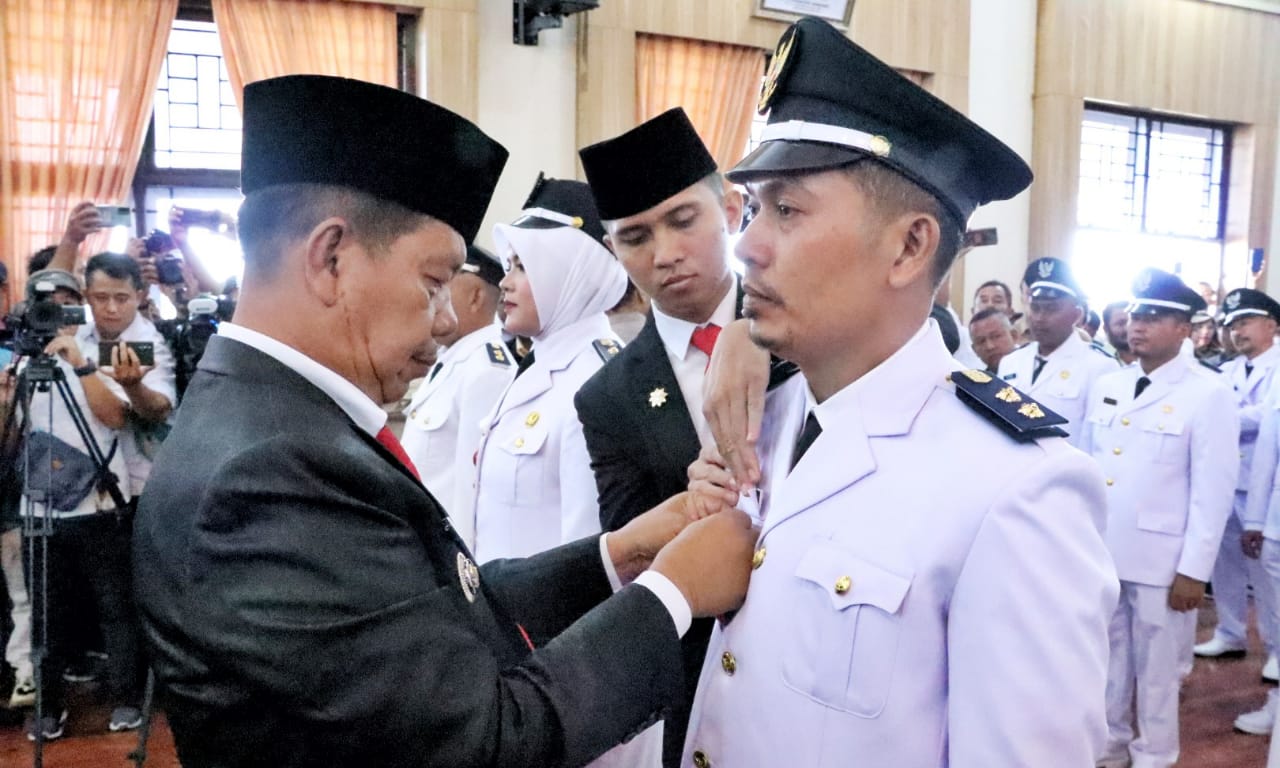 Bupati Simalungun menyematkan PIN Jabatan Pangulu Nagori Buntu Turunan, Kecamatan Hatonduhan