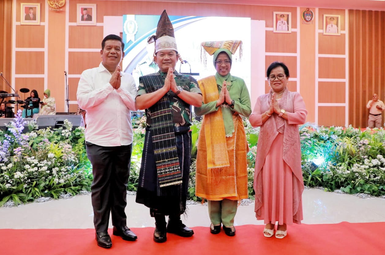KASAD dan Istri diapit Bupati Simalungun dan Istri (Photo Istimewa)