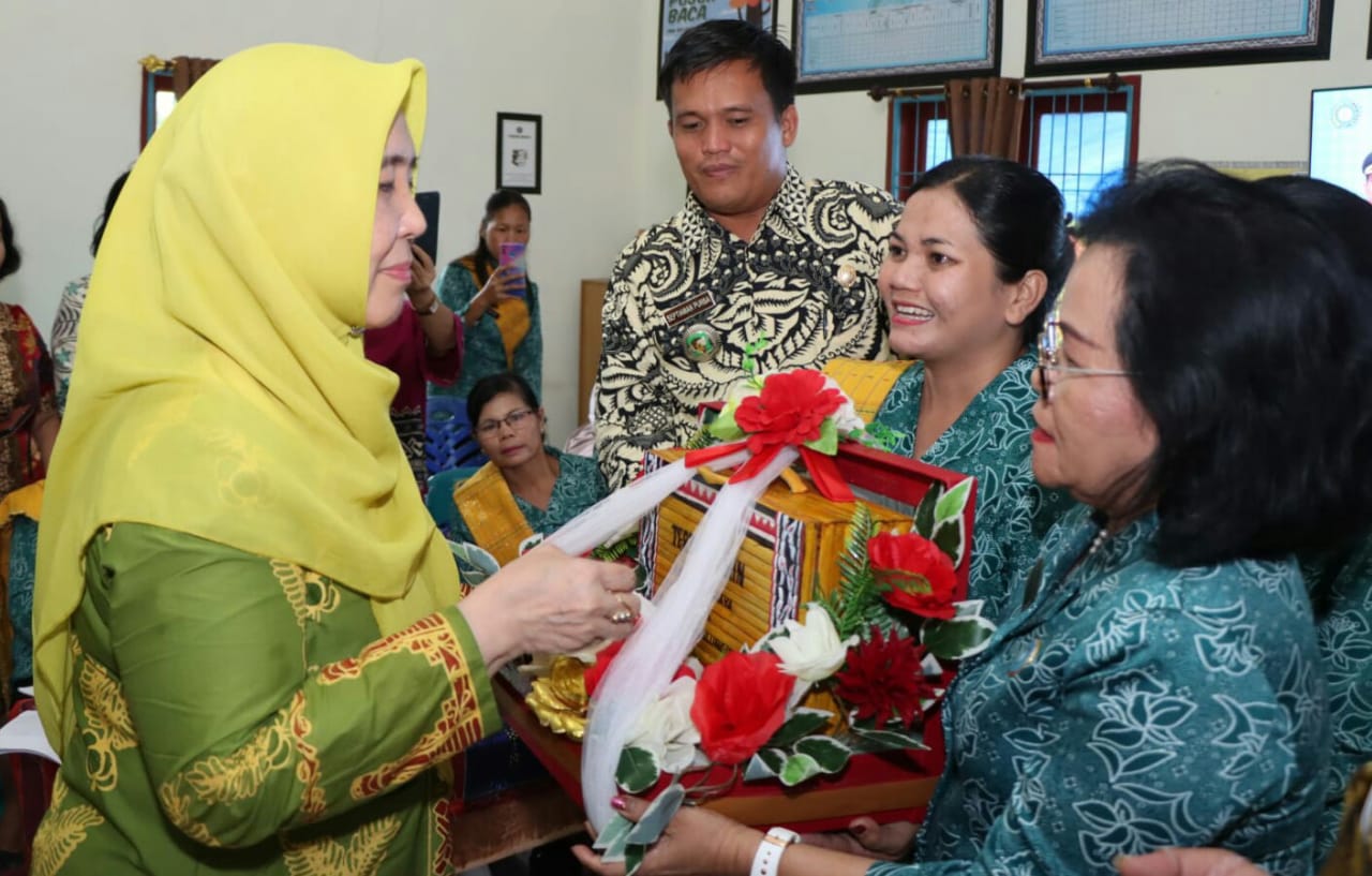 Pemberian cinderamata disaksikan Camat Raya (Photo istimewa)