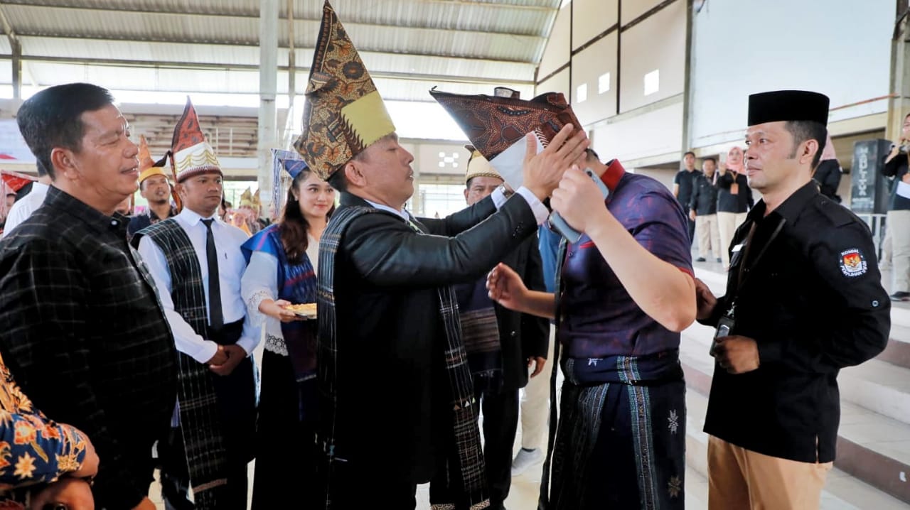 Bupati Simalungun saksikan penyematan pakaian adat Simalungun (photo istimewa)