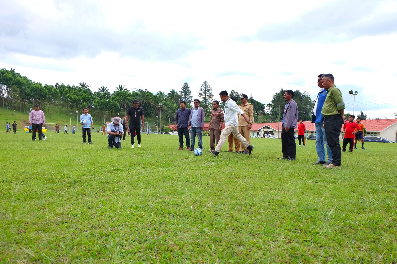 Tendangan bola pertama Hemlan Silaen, Community Development (CD) & Media Relation Manager Toba Pulp Lestari