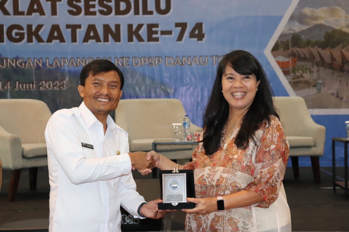 Bersama para perwakilan perangkat daerah, Wabup Tonny memaparkan satu persatu potensi yang ada di Kabupaten Toba