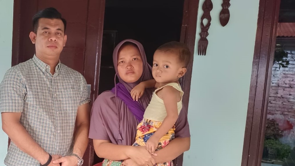 dr Emirsyah dari Dinkes Sumut saat mengunjungi Ismail di kediaman bukdenya (photo istimewa)