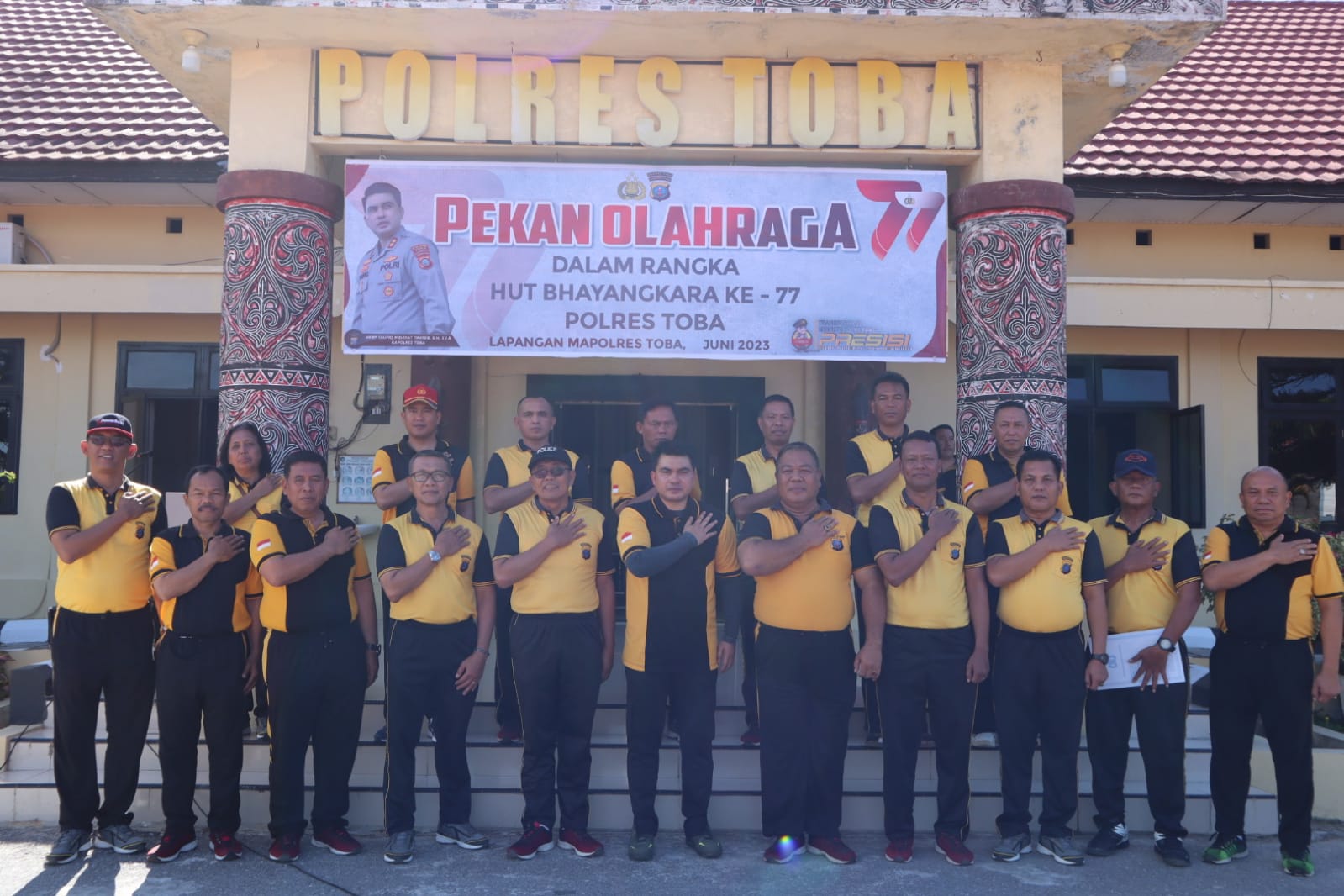 Kapolres Toba AKBP Taufiq Hidayat Thayeb. Turut dihadiri oleh Wakapolres Toba Kompol Lamin, para Kasat, PJU dan seluruh personil