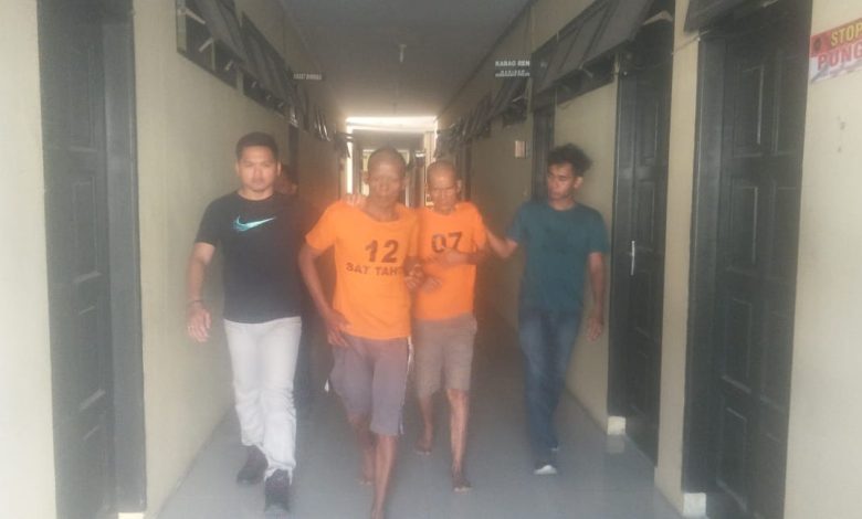 Kedua pelaku SM (34) Dan DM (60) saat diperiksa di Unit PPA Satreskrim Polres Toba