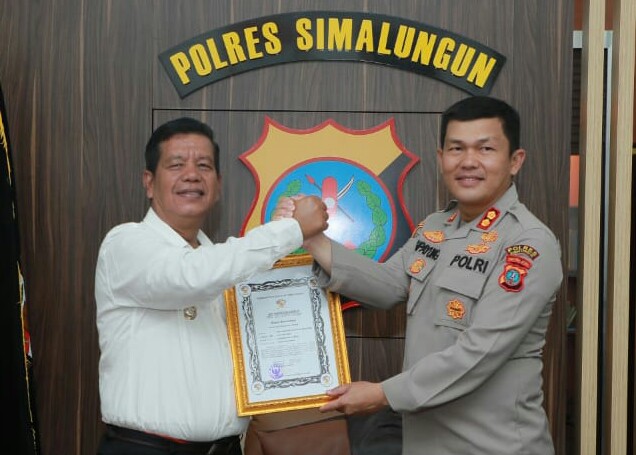 Bupati anugerahi piagam (ist)