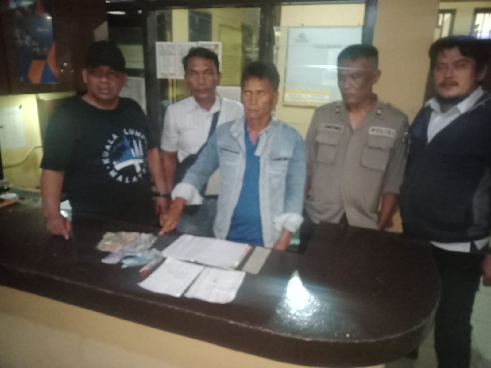 Pelaku dan barang bukti di Mako Polsek Raya (photo istimewa)