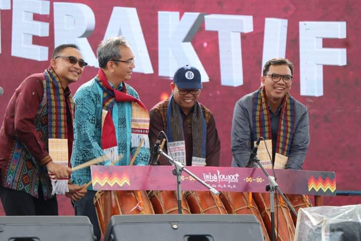Pada acara pembukaan Sihar Sitorus, Anggota DPR-RI dari Komisi XI Fraksi PDI-Perjuangan dalam sambutannya mengaku untuk berupaya membantu melalui CSR Bank BUMN di Kabupaten Toba.
