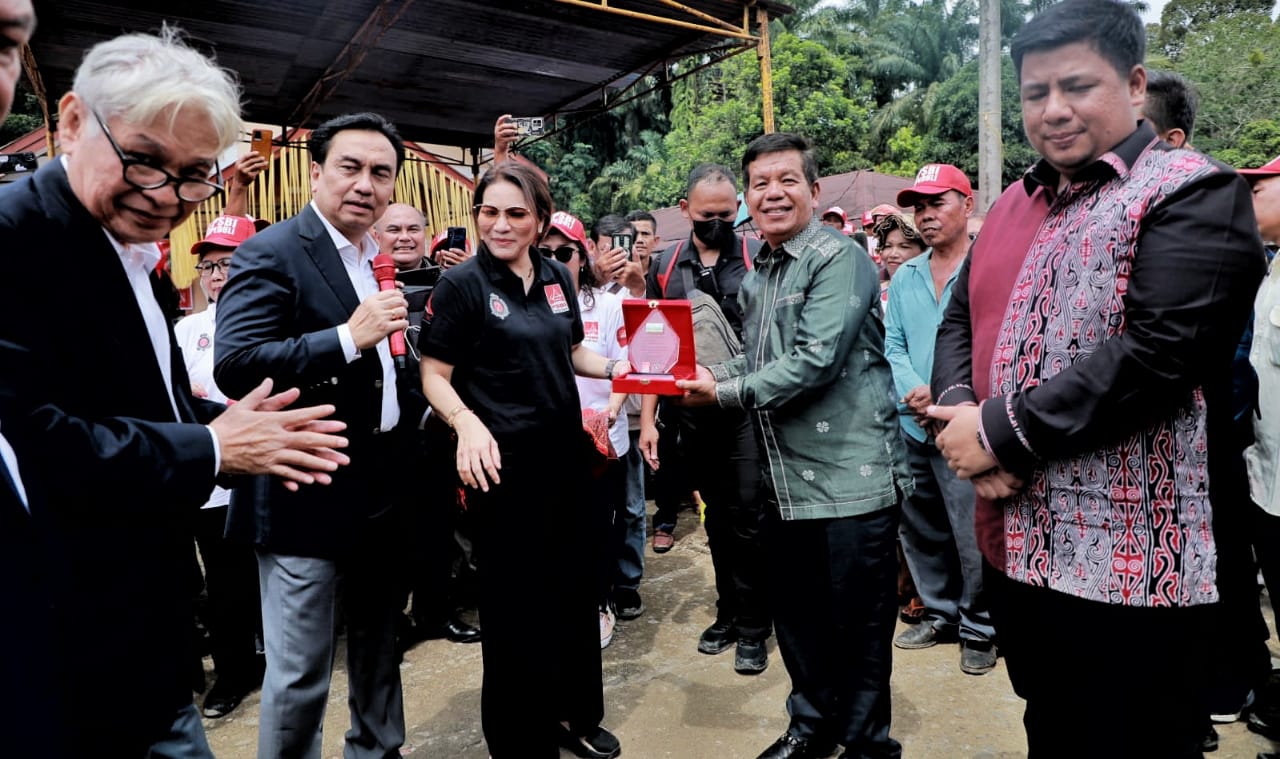 Bupati Simalungun memberi cinderamata (ist)